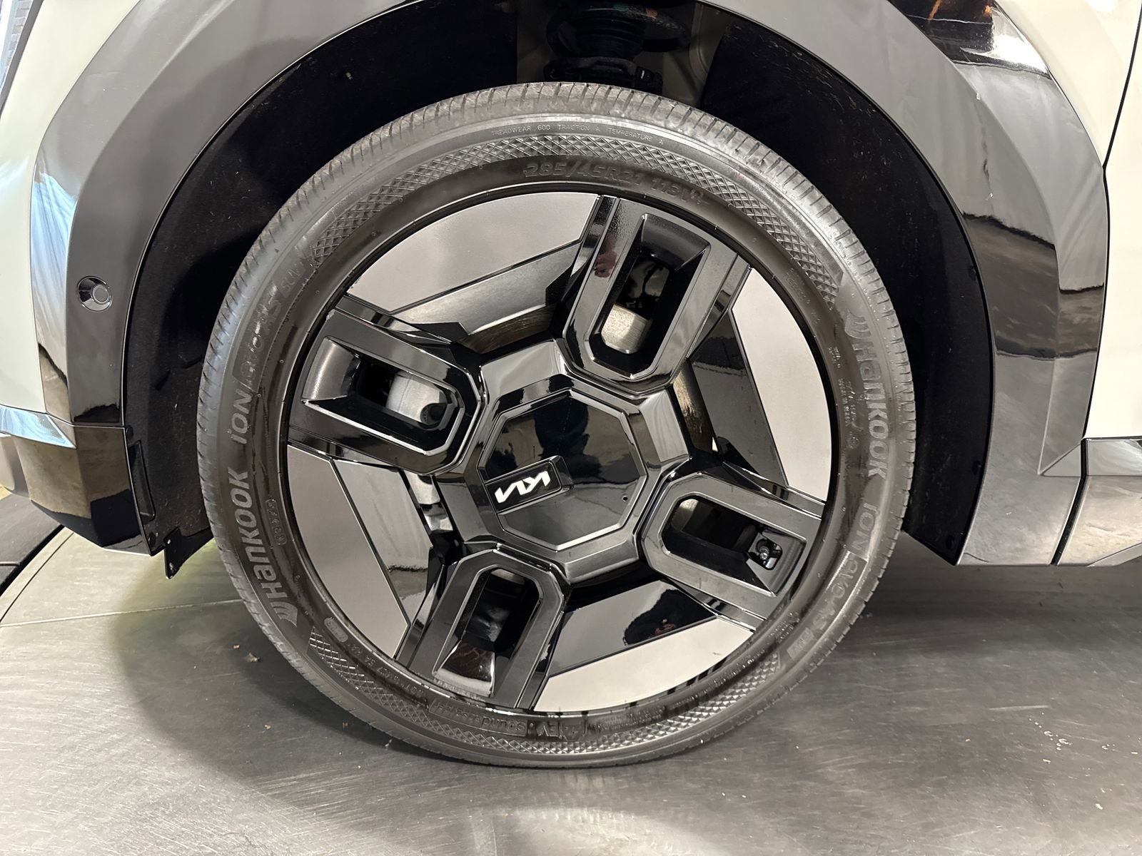 Certified 2024 Kia EV9 GT-Line AWD/4WD image 2