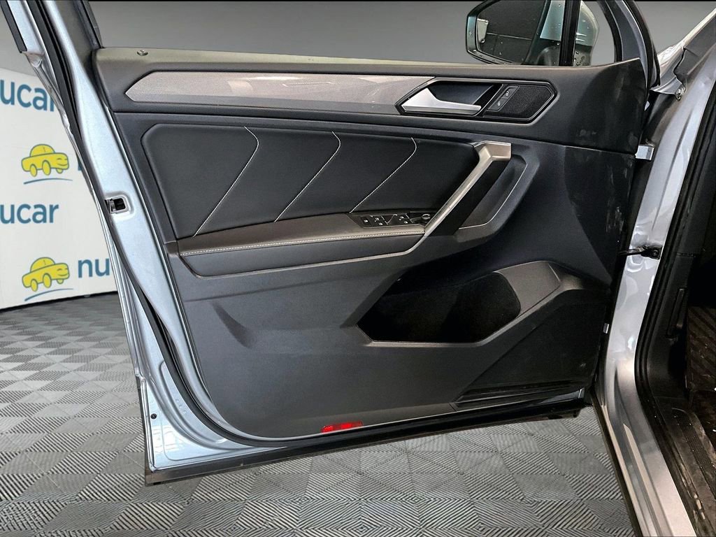 Used 2023 Volkswagen Tiguan SE w/ Panoramic Sunroof Package AWD/4WD image 9