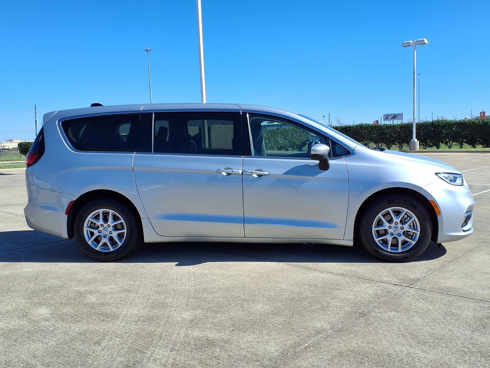 Used 2023 Chrysler Pacifica Touring-L FWD image 11