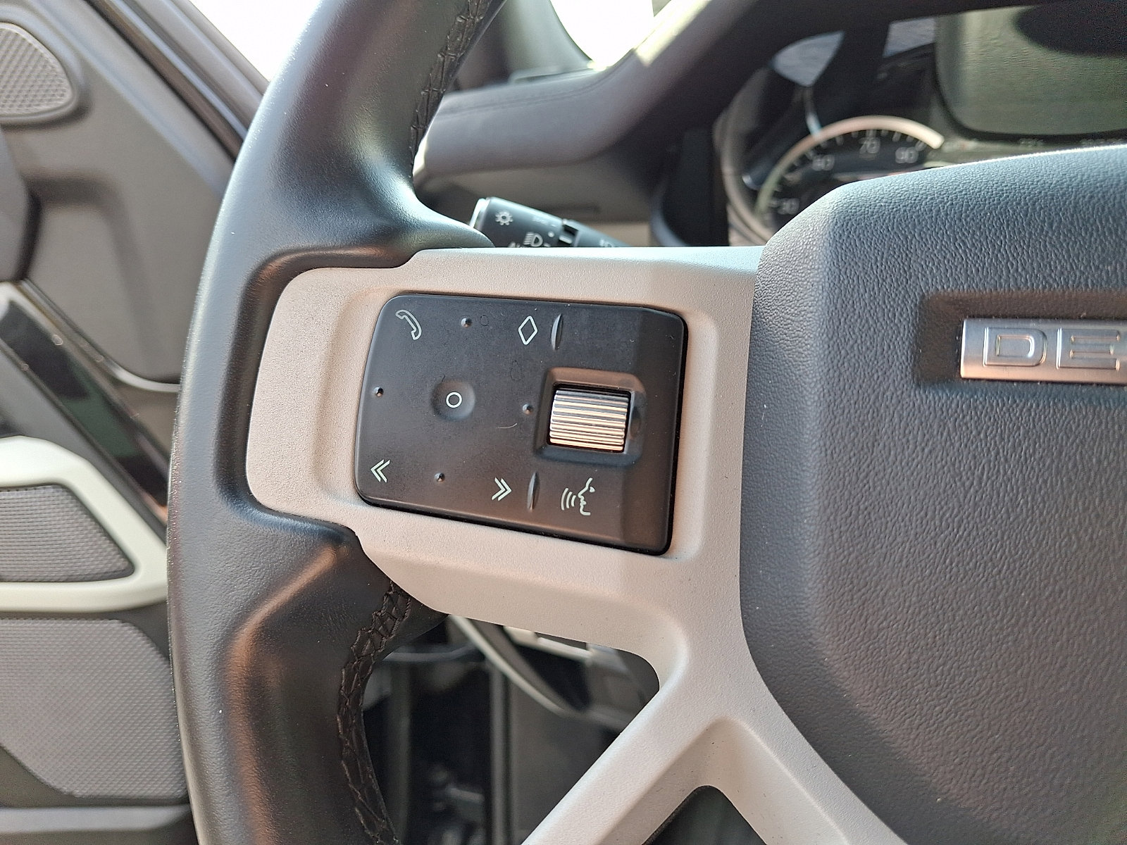 Used 2023 Land Rover Defender 110 X-Dynamic SE image 21