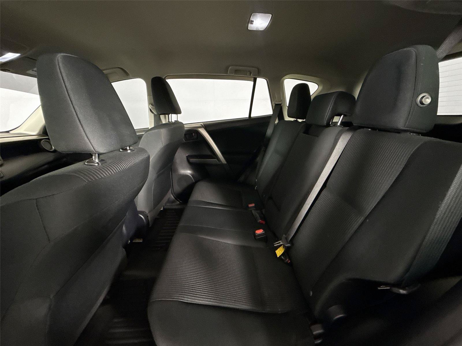 Used 2018 Toyota RAV4 LE FWD image 29