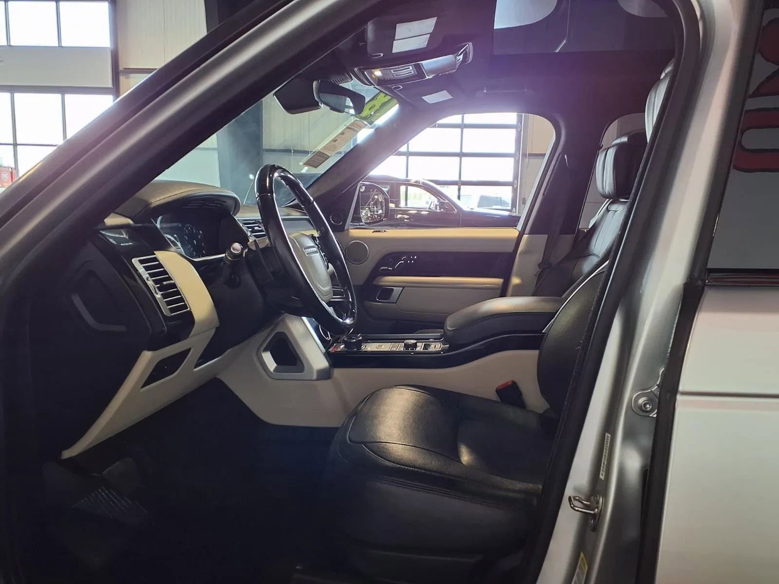 Used 2018 Land Rover Range Rover Supercharged image 16