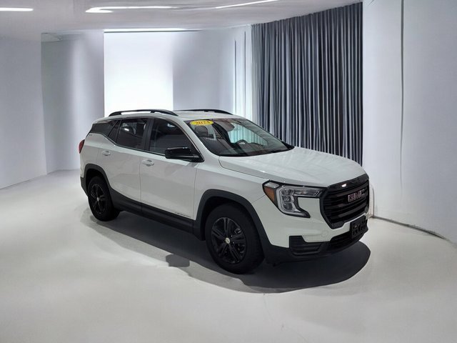 Used 2023 GMC Terrain SLE image 2