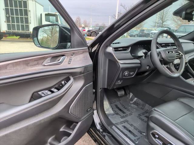 Certified 2024 Jeep Grand Cherokee Overland w/ Luxury Tech Group IV AWD/4WD image 19