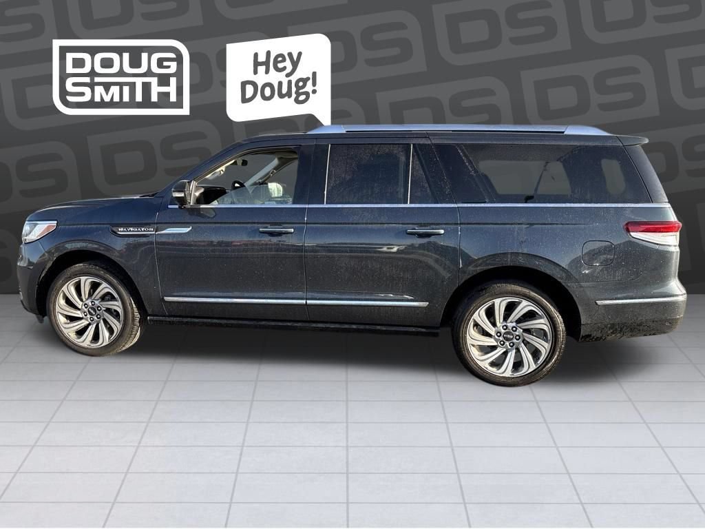 Used 2024 Lincoln Navigator L Reserve AWD/4WD image 2