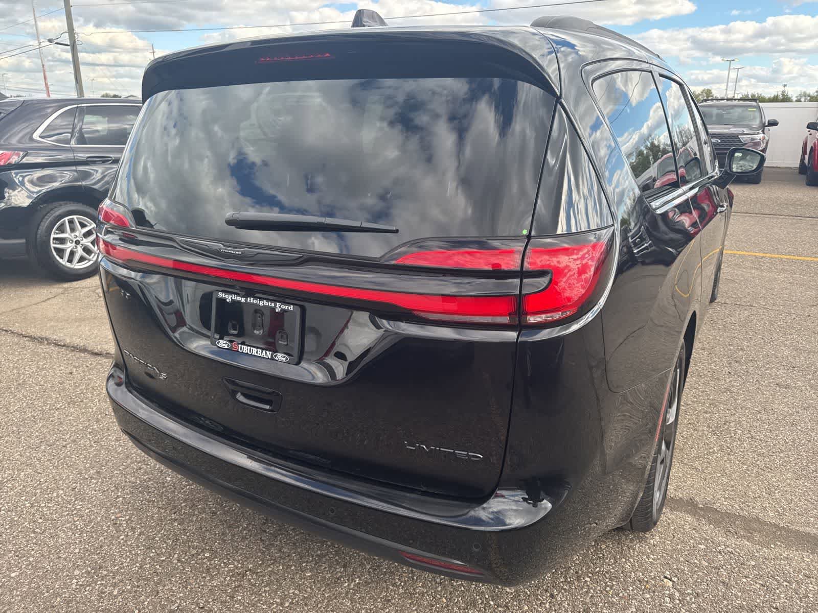 Used 2026 Chrysler Pacifica Limited w/ S Appearance Package FWD image 14
