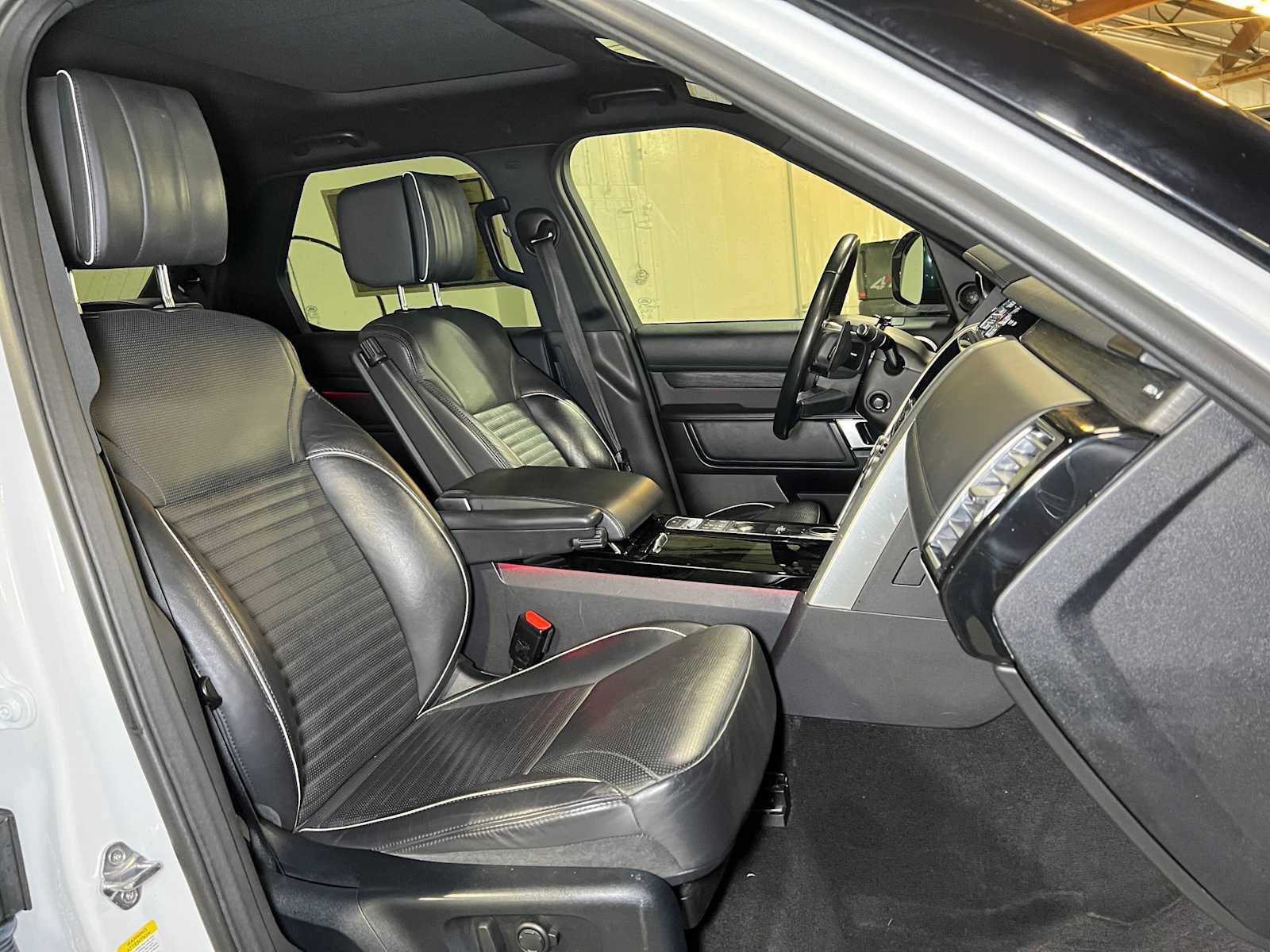 Used 2017 Land Rover Discovery HSE Luxury AWD/4WD image 12