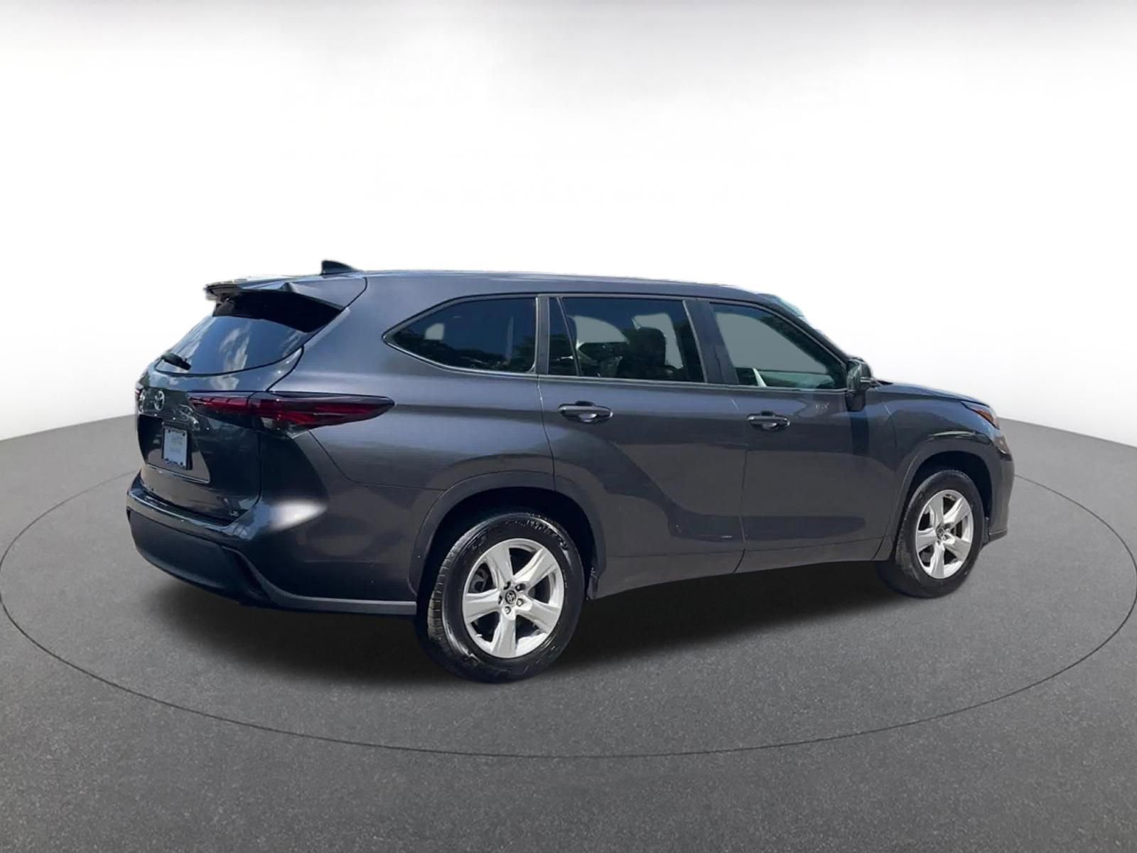 Used 2025 Toyota Highlander LE FWD image 15