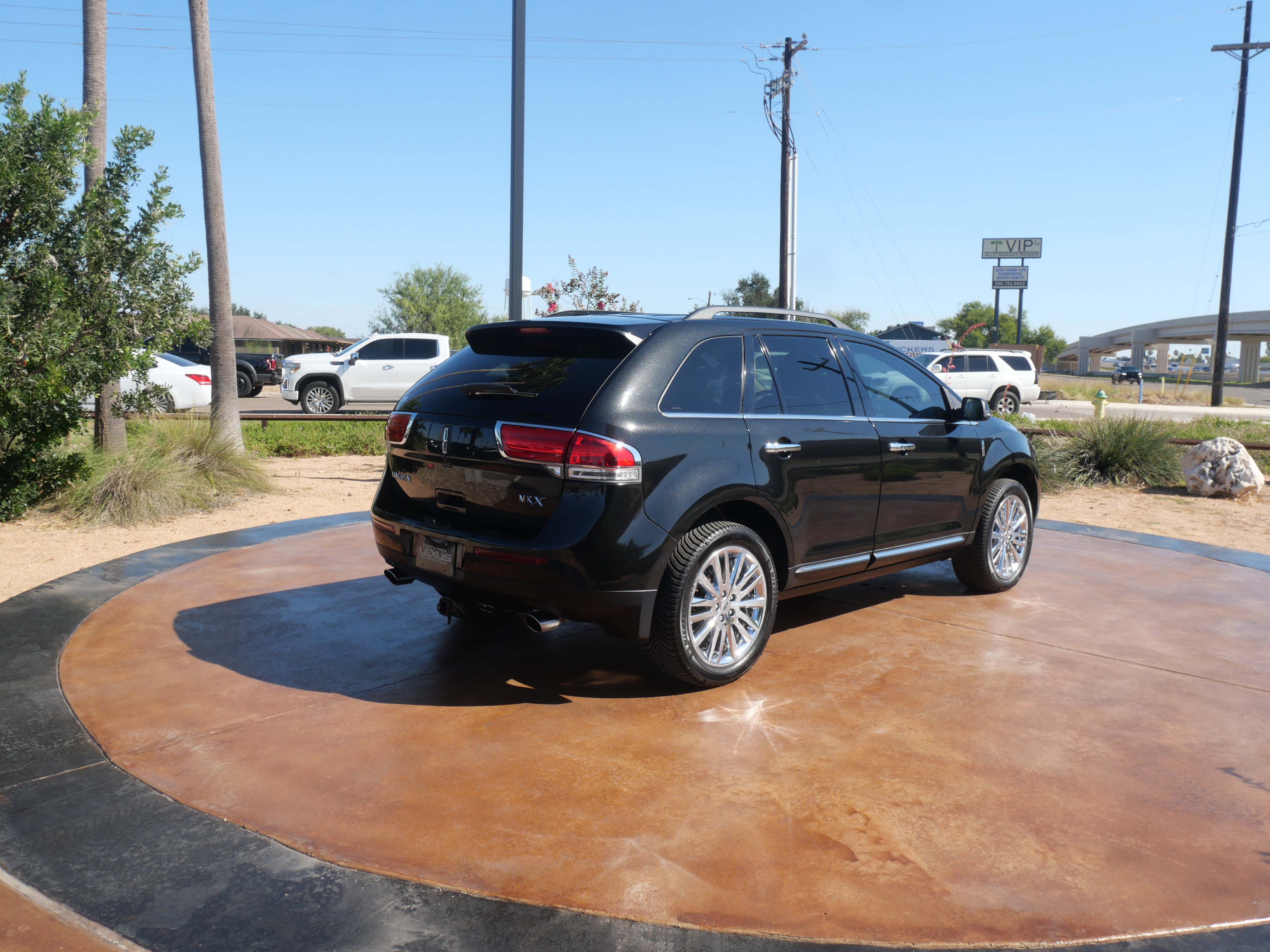 Used 2013 Lincoln MKX FWD image 2