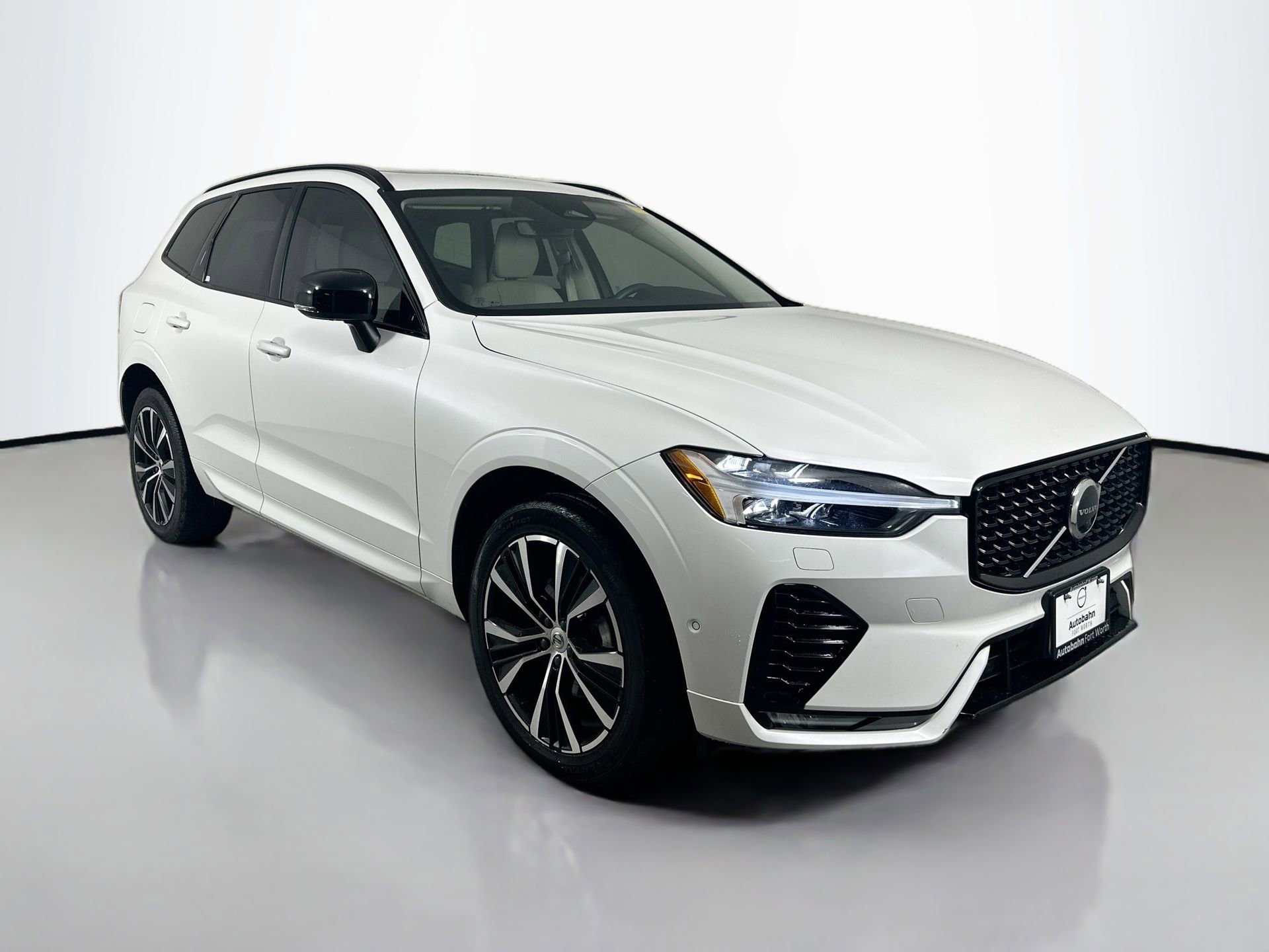 Used 2023 Volvo XC60 B5 Plus w/ Climate Package image 3