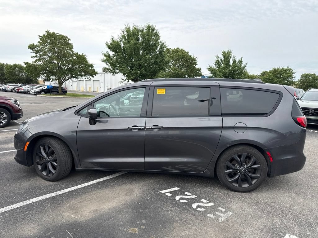 Used 2019 Chrysler Pacifica Touring-L Plus w/ S Appearance Package FWD image 6