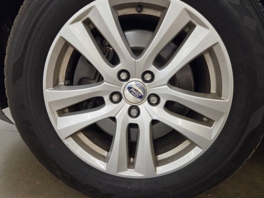 Used 2018 Ford Explorer XLT w/ Equipment Group 202A AWD/4WD image 9