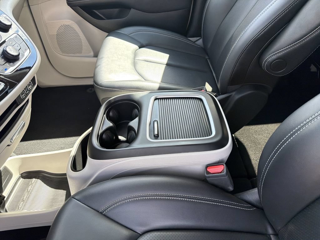 Used 2024 Chrysler Pacifica Touring-L FWD image 22