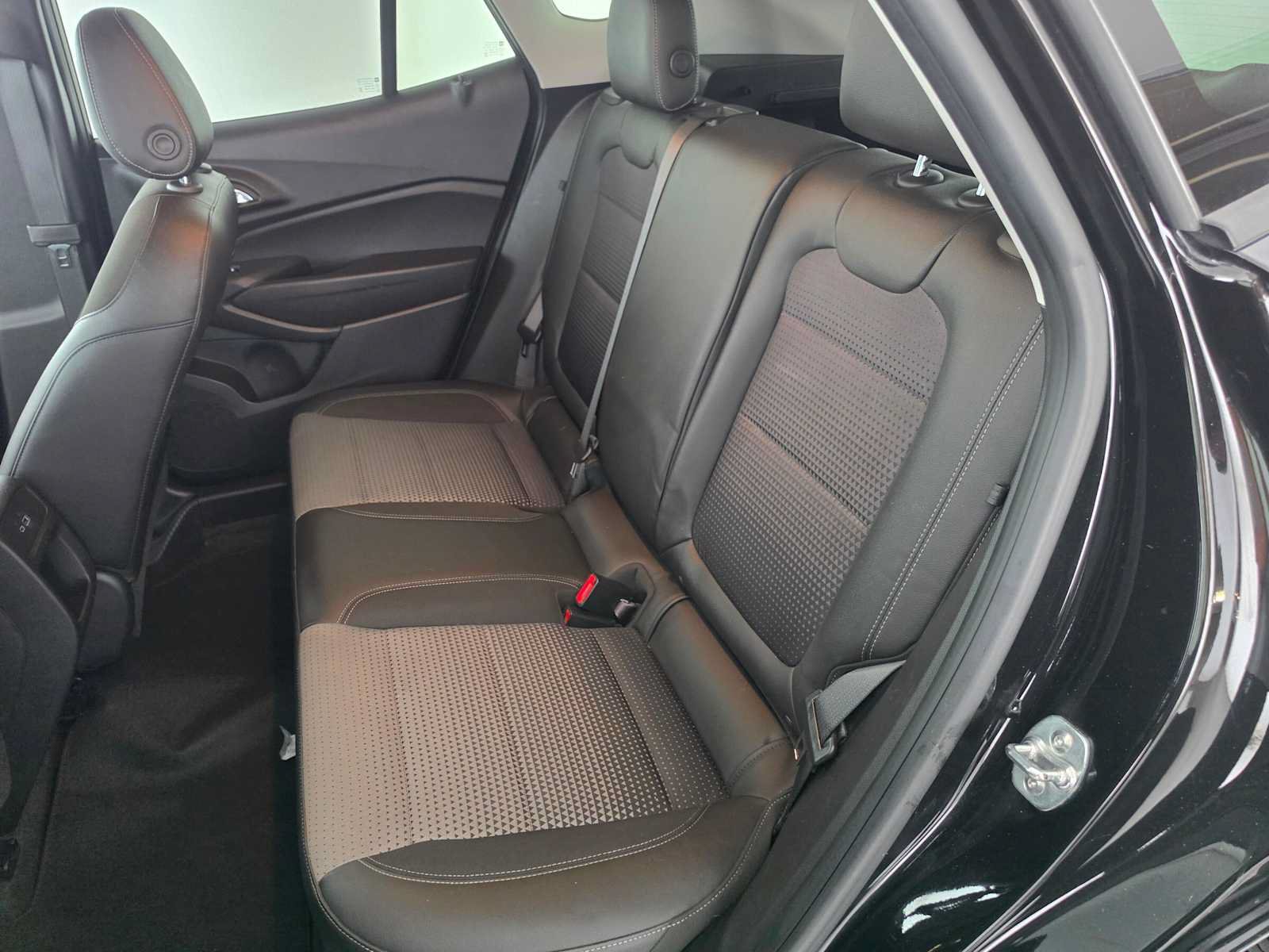 Used 2025 Chevrolet Trax LT w/ Driver Confidence Package FWD image 17