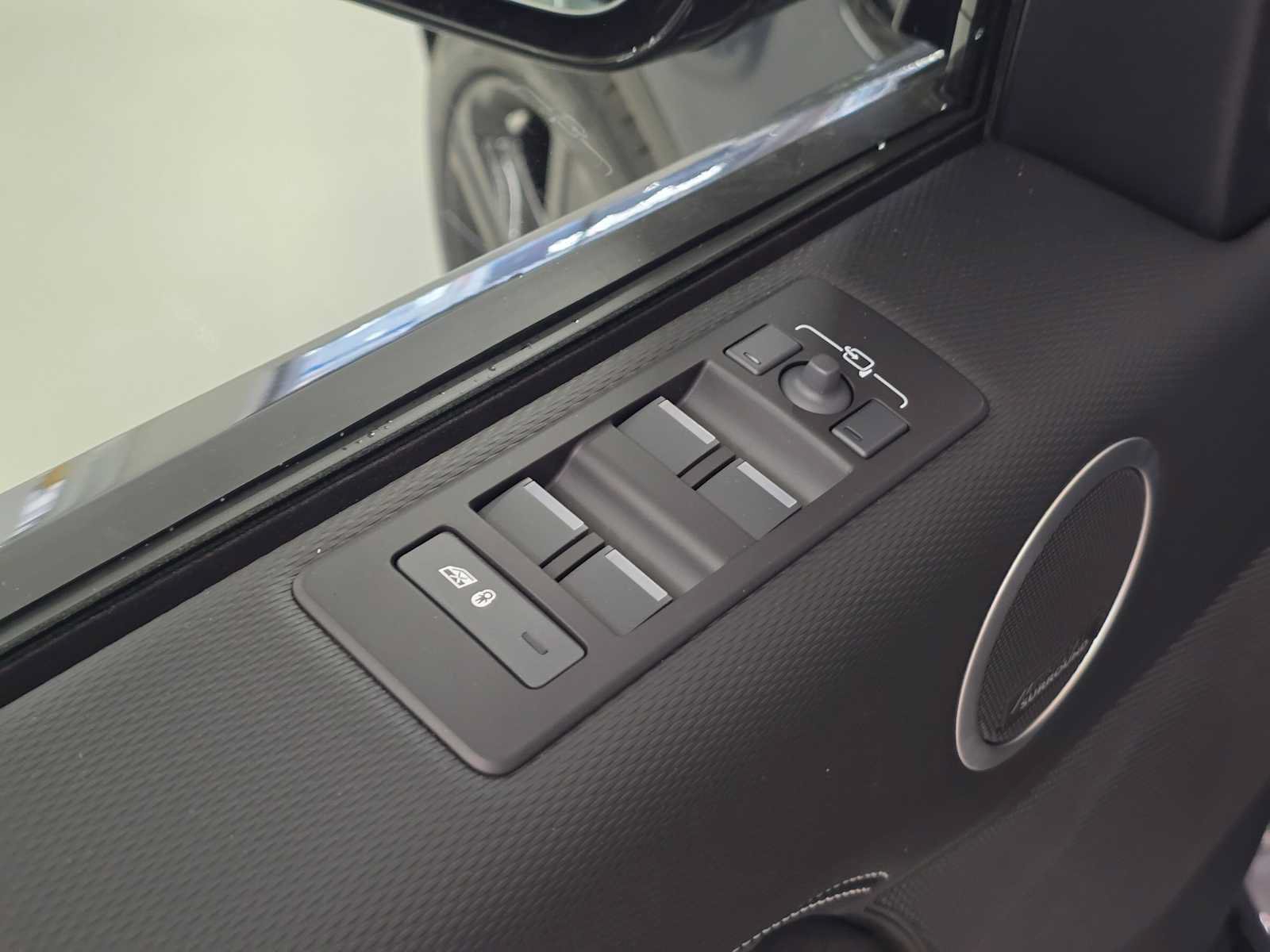 New 2026 Land Rover Discovery Limited Edition AWD/4WD image 26