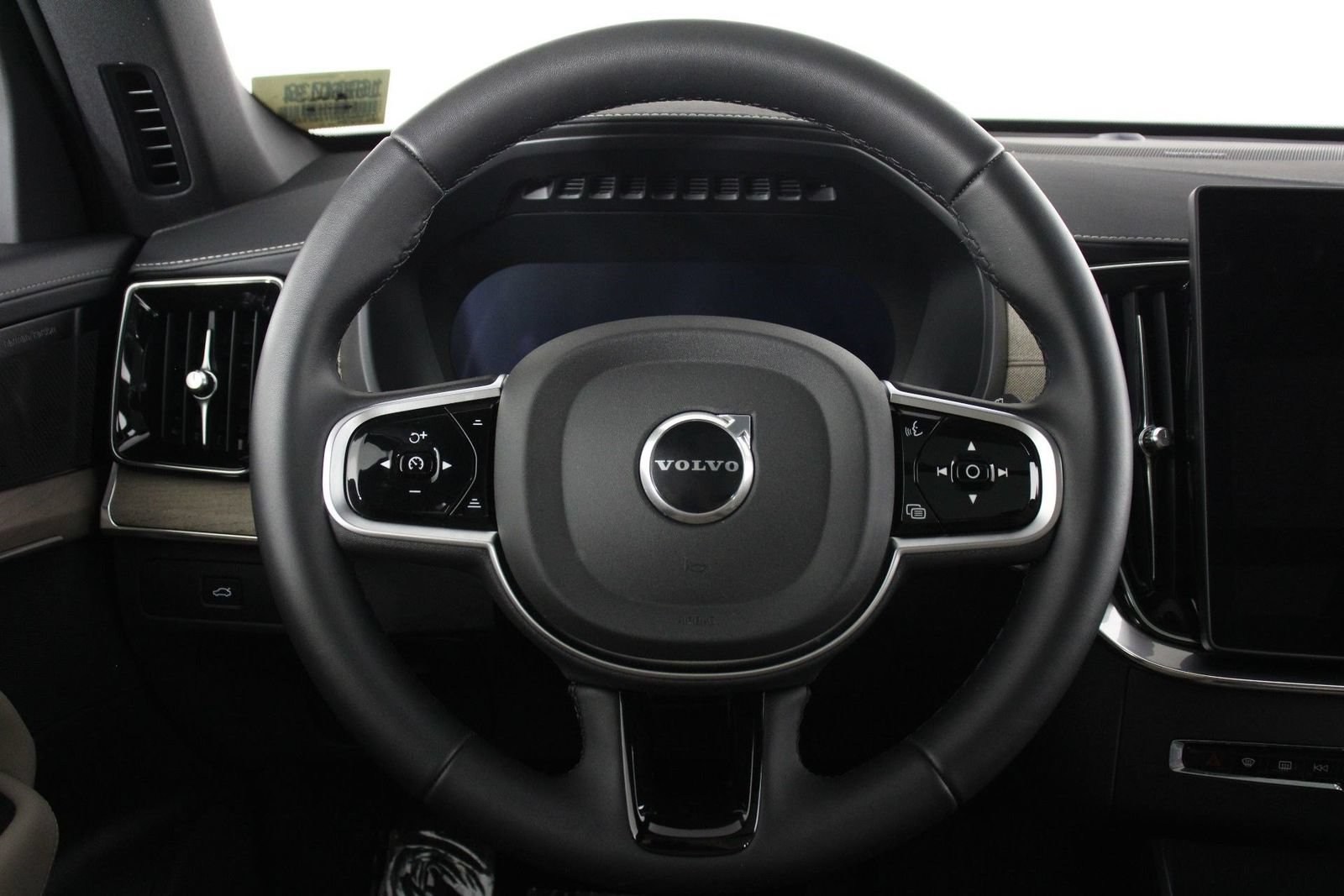 Certified 2026 Volvo XC90 B6 Plus AWD/4WD image 8