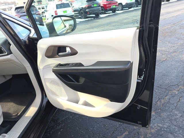 Used 2017 Chrysler Pacifica Touring image 32