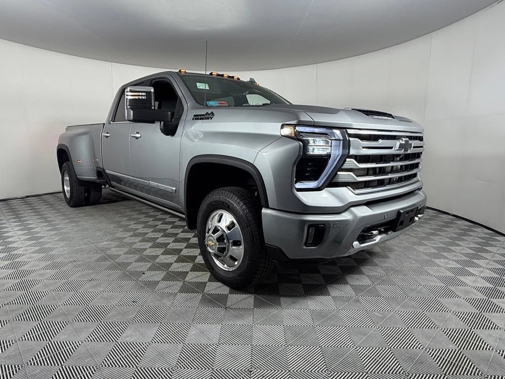 Used 2024 Chevrolet Silverado 3500 High Country w/ Technology Package AWD/4WD image 5