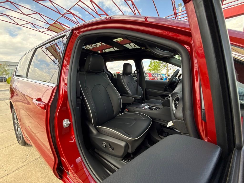 New 2027 Chrysler Pacifica Limited FWD image 56