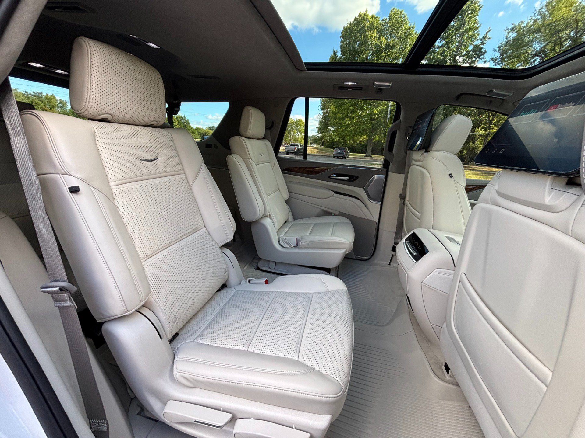 Used 2024 Cadillac Escalade Premium Luxury Platinum w/ LPO, Floor Liner Package AWD/4WD image 23
