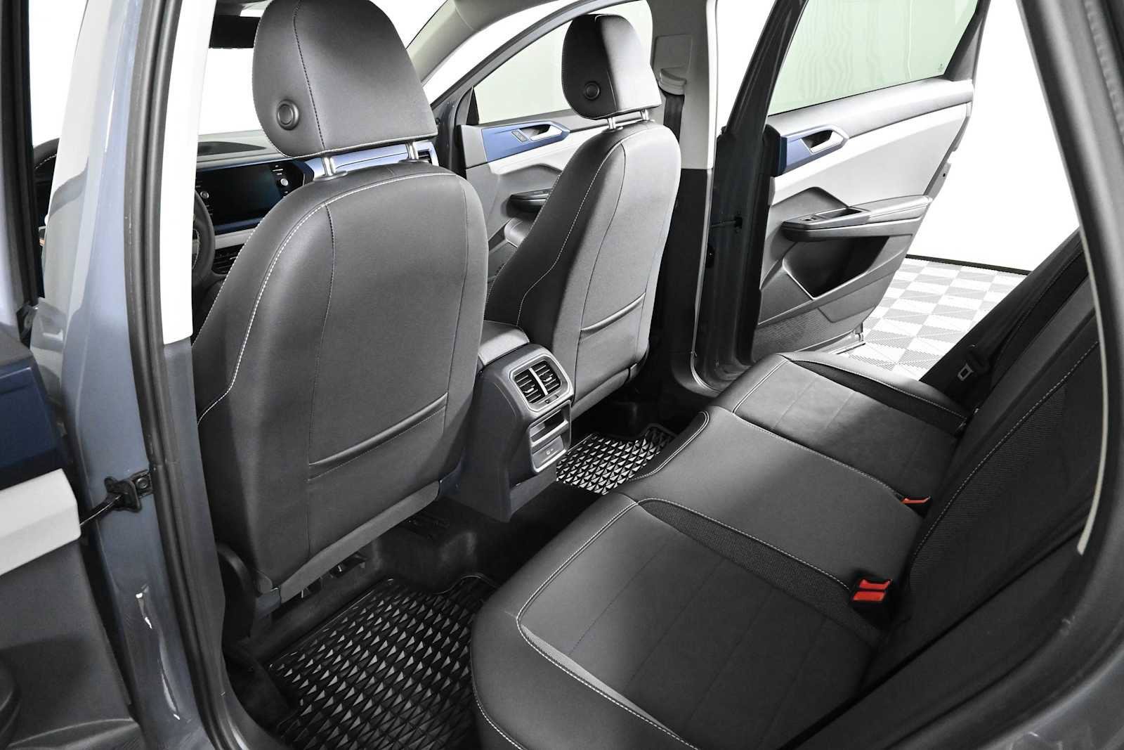 Certified 2024 Volkswagen Taos SE FWD image 12