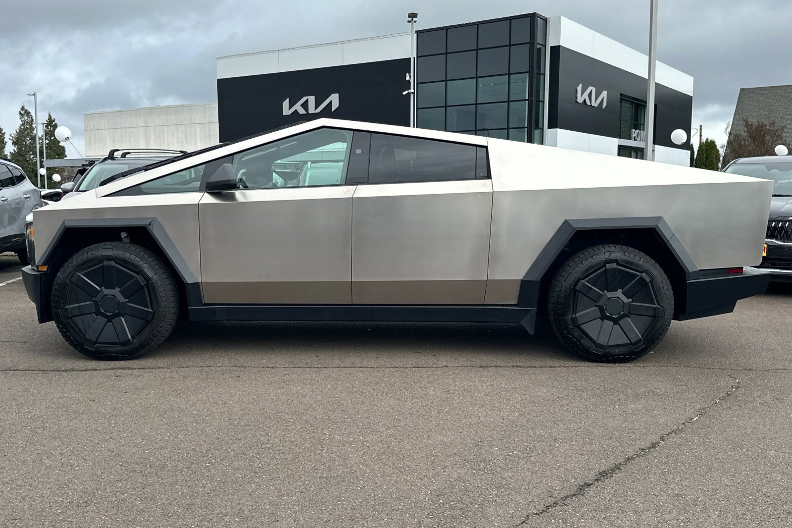 Used 2026 Tesla Cybertruck 2WD Crew Cab image 7