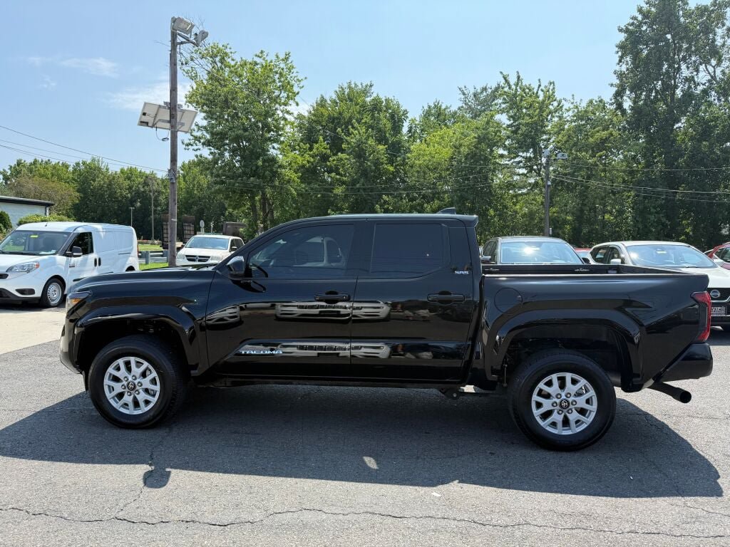 Used 2025 Toyota Tacoma SR5 AWD/4WD image 3