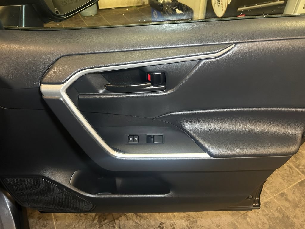 Used 2022 Toyota RAV4 LE AWD/4WD image 16