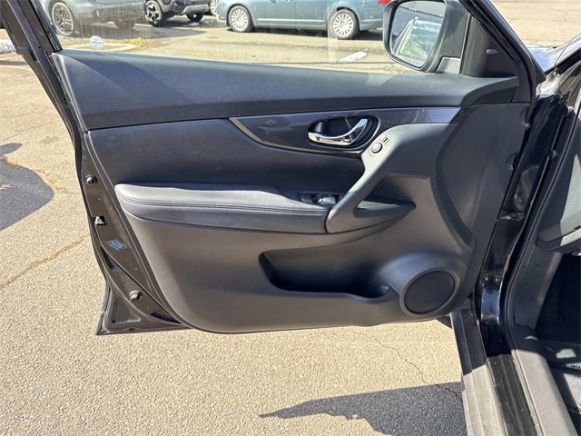 Used 2017 Nissan Rogue SV w/ SV Premium Package image 13