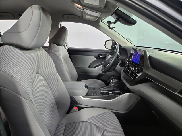 Used 2024 Toyota Highlander LE FWD image 14