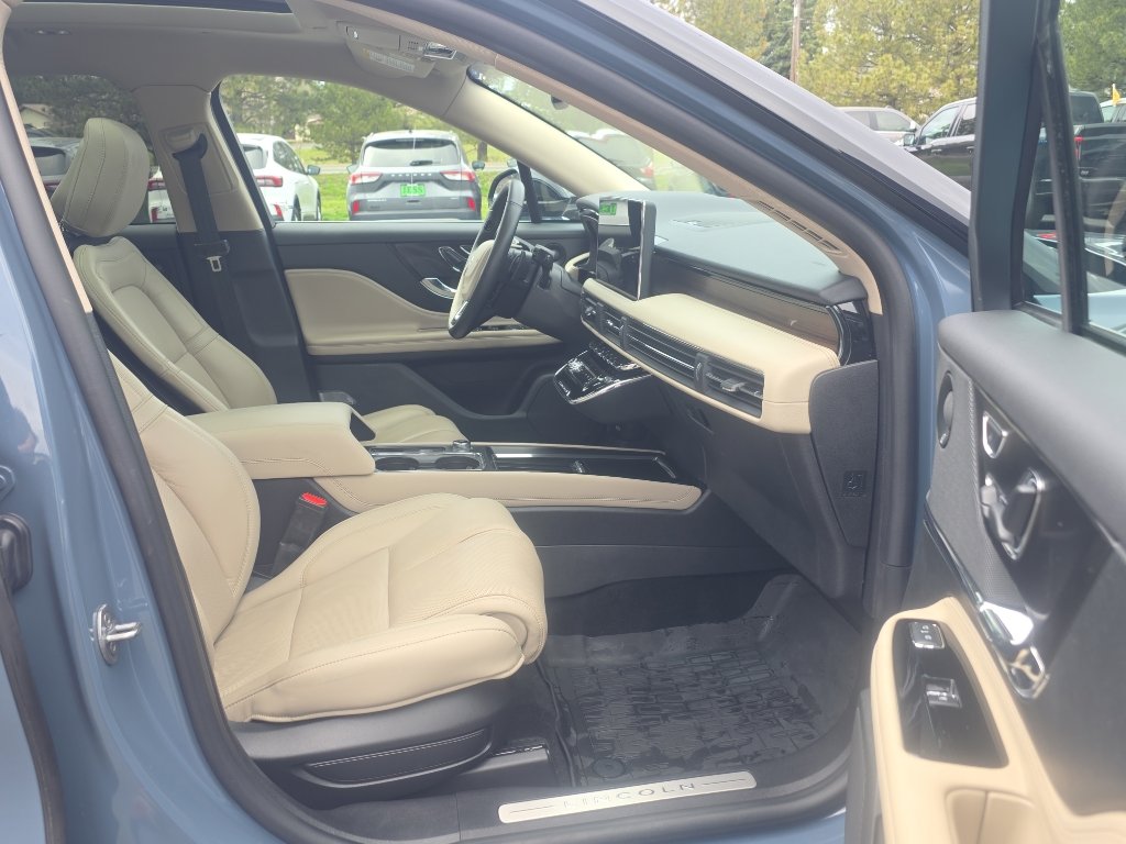 Used 2025 Lincoln Corsair Reserve w/ Equipment Group 202A image 9