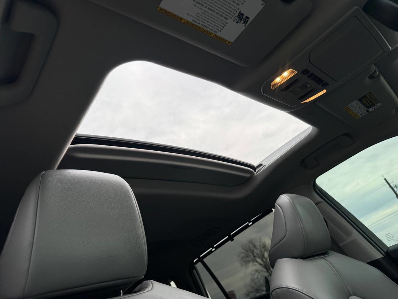 Used 2020 Toyota Highlander XLE AWD/4WD image 17