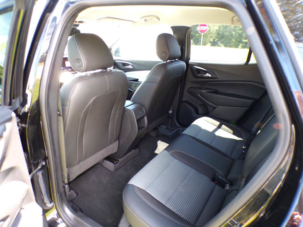 Used 2025 Chevrolet Trax LT w/ LT Convenience Package FWD image 26