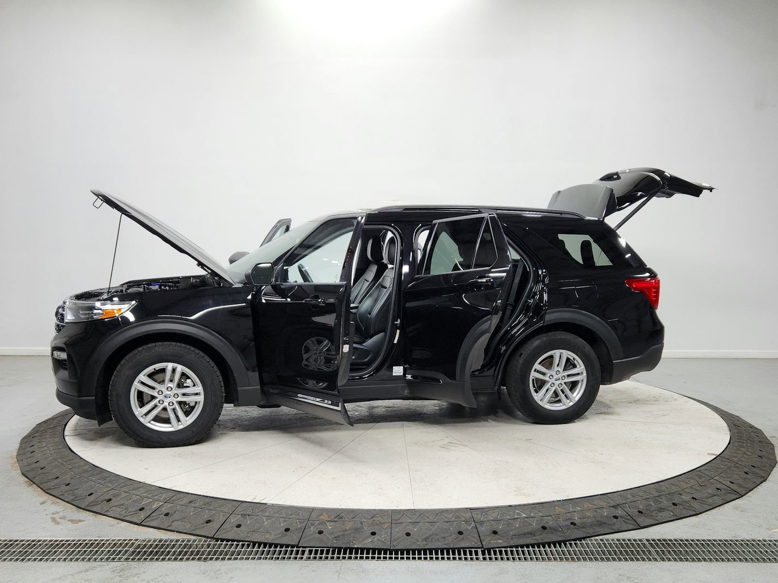 Used 2024 Ford Explorer XLT w/ Equipment Group 202A image 12