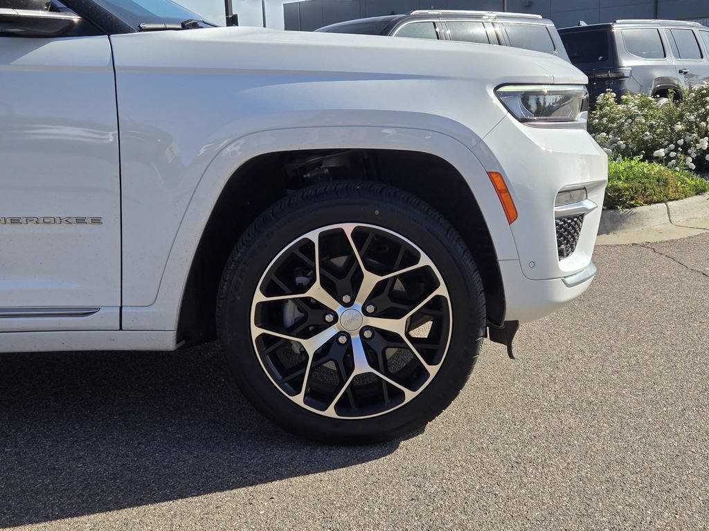 Used 2022 Jeep Grand Cherokee Summit AWD/4WD image 9
