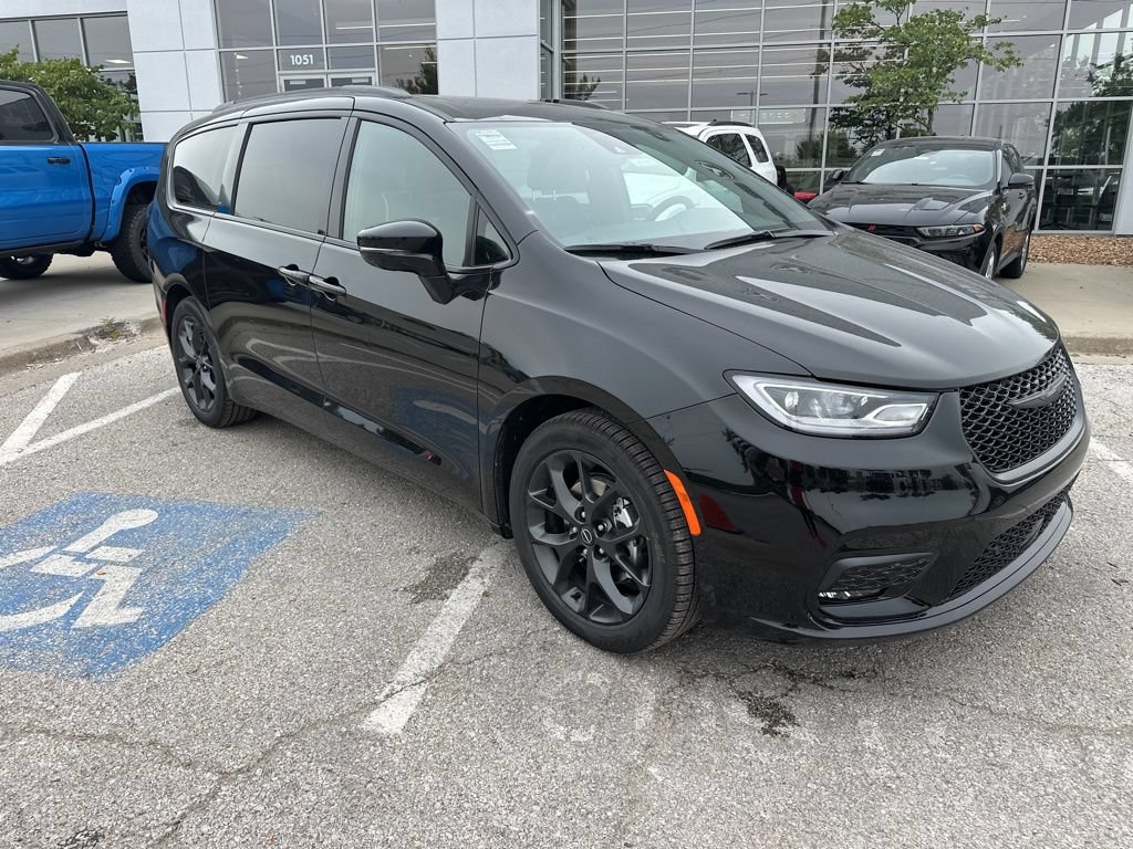 New 2026 Chrysler Pacifica Limited w/ S Appearance Package FWD image 6