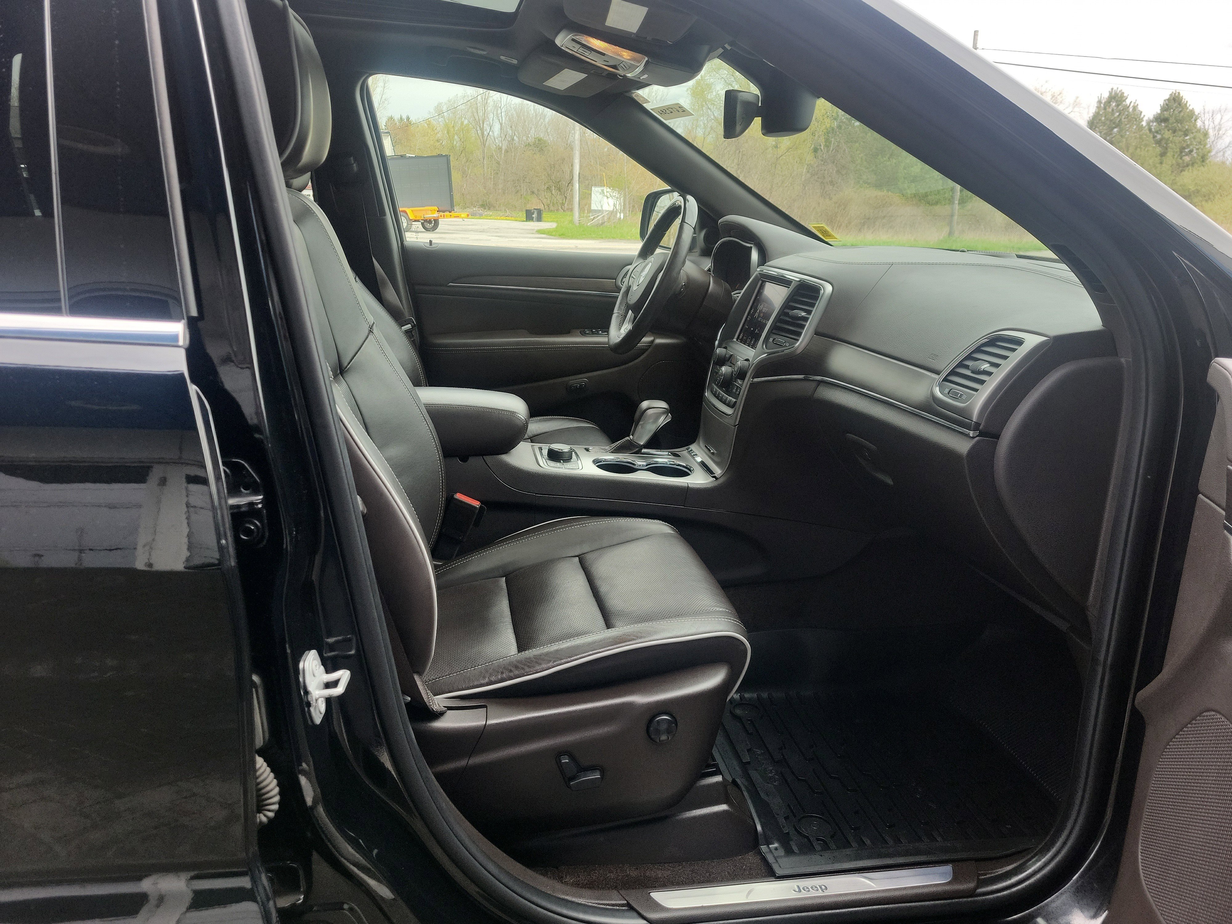 Used 2018 Jeep Grand Cherokee Overland AWD/4WD image 19