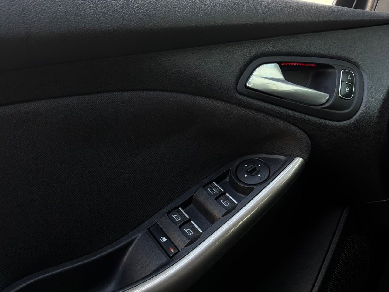 Used 2016 Ford Focus Titanium FWD image 19