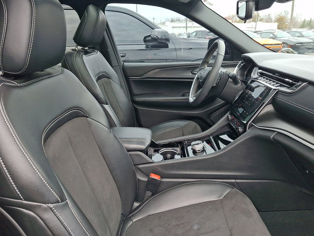 Used 2023 Jeep Grand Cherokee Altitude image 11