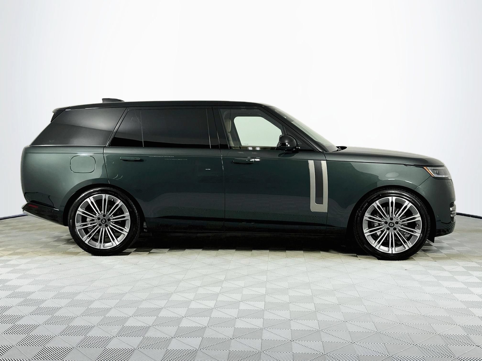 New 2027 Land Rover Range Rover Long Wheelbase SE AWD/4WD image 4