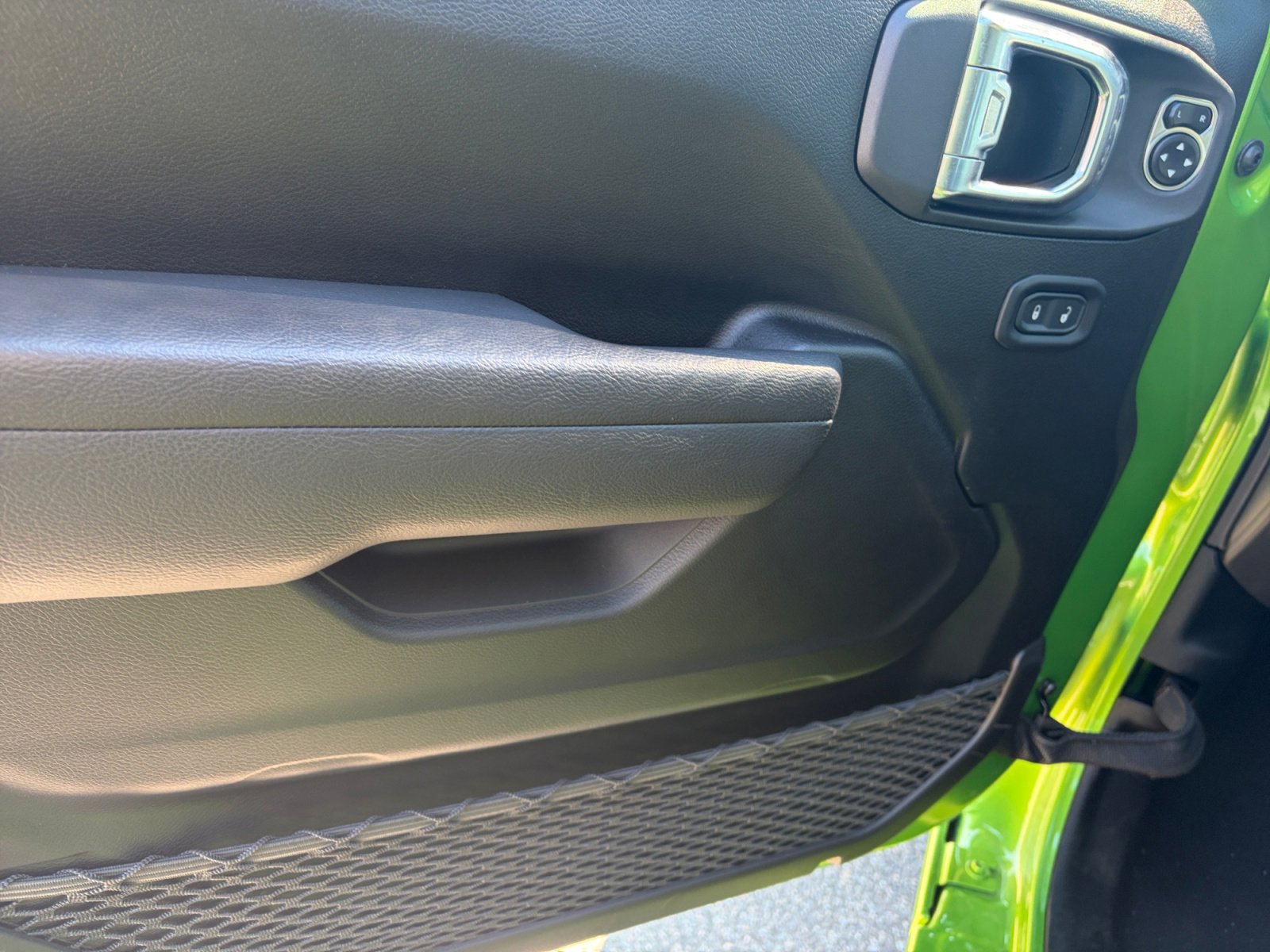 Used 2025 Jeep Wrangler Sport S image 16