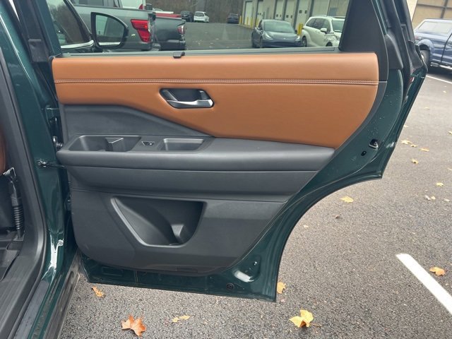 Used 2024 Nissan Pathfinder Platinum image 17