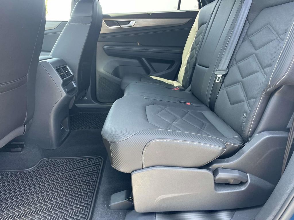 Used 2025 Volkswagen Atlas Cross Sport SE FWD image 11