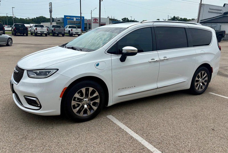 Used 2025 Chrysler Pacifica Pinnacle FWD image 8