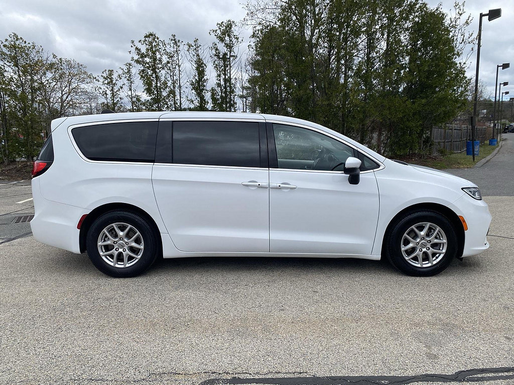 Used 2023 Chrysler Pacifica Touring-L FWD image 43