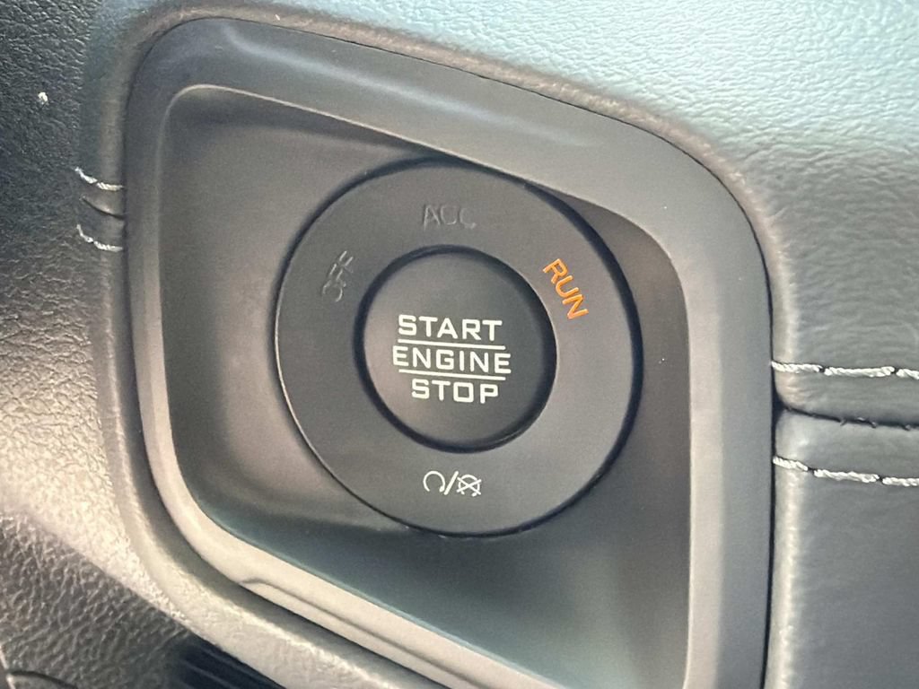 Used 2025 Jeep Wrangler Unlimited Sahara AWD/4WD image 31