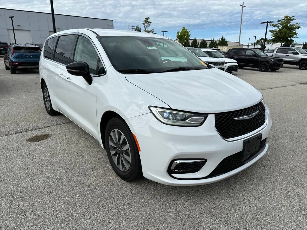 Used 2024 Chrysler Pacifica Limited FWD image 4