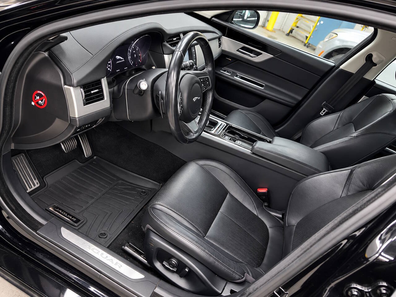 Used 2016 Jaguar XF Prestige RWD image 2
