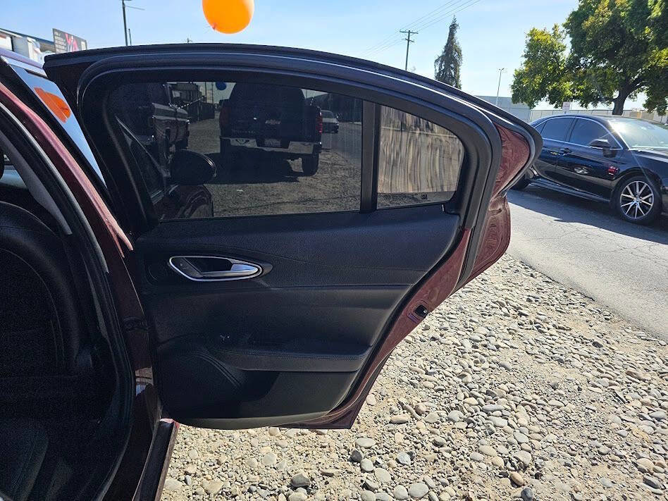 Used 2017 Alfa Romeo Giulia RWD image 35
