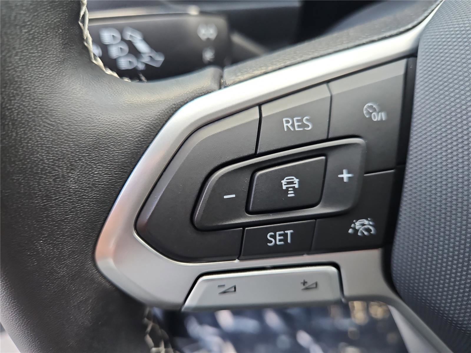 Certified 2023 Volkswagen Tiguan SEL R-Line image 17